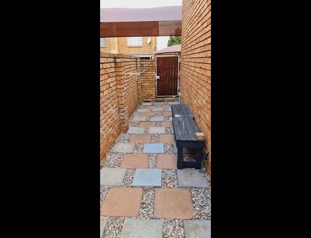 2 BEDROOM TOWNHOUSE FOR SALE IN AMBERFIELD RIDGE